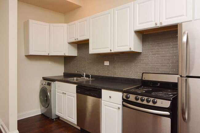 Building Photo - 3350 N Marshfield Ave Unit J07P