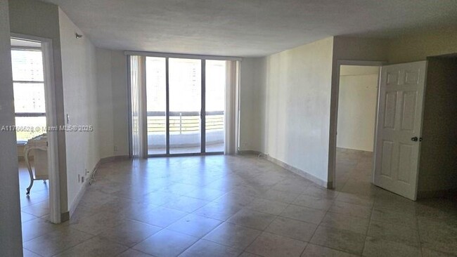 Photo - 3600 Mystic Pointe Dr Unidad 1209 Rental