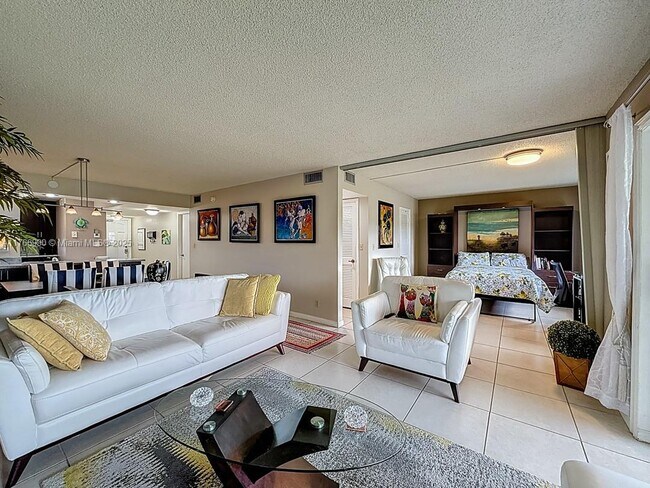 Photo - 9411 N Hollybrook Lake Dr Unit 304