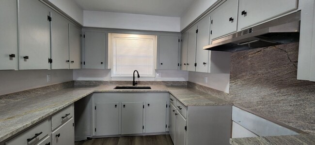 Building Photo - Completely Remodeled 3 Bed / 2 Bath Home 1,704 SF