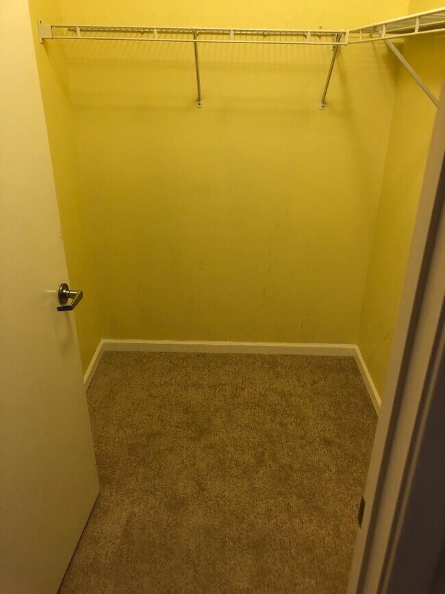 Vestidor - 1236 Chicago Ave Unidad 403