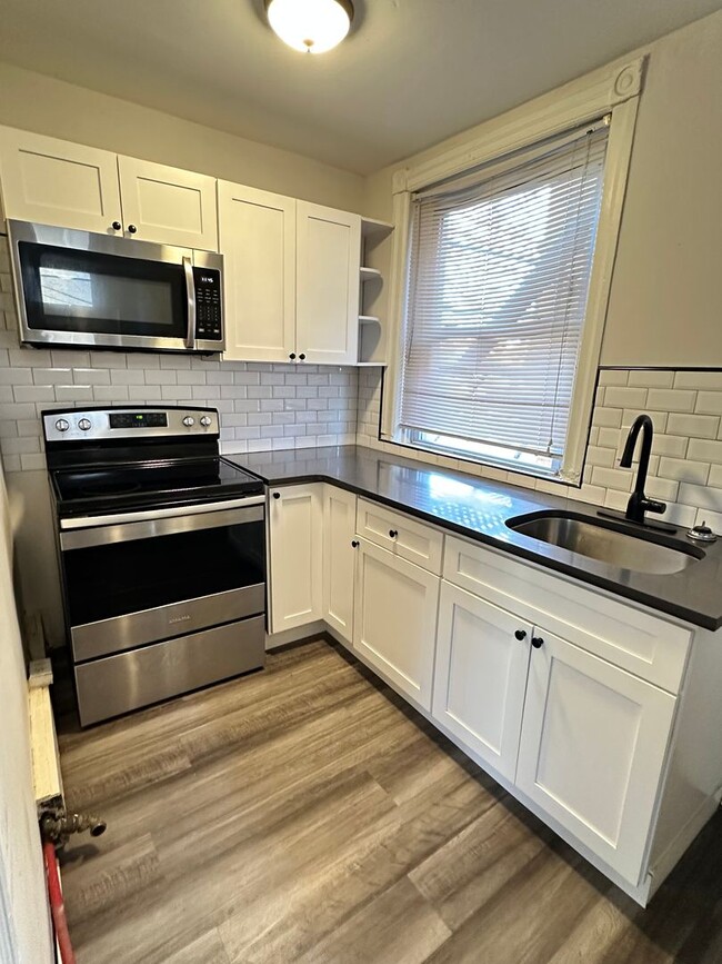 Building Photo - 5102 Spruce St Unit 2R