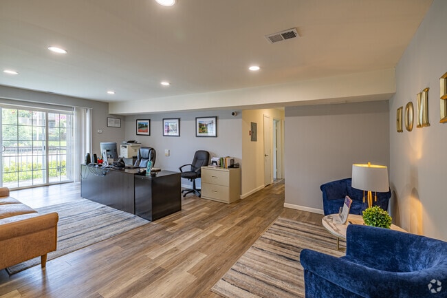 2BR, 2BA - 1,075SF - Living Room