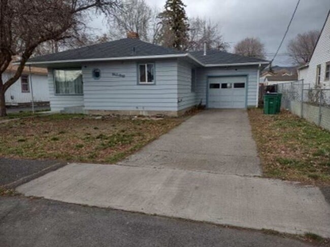 Building Photo - 2 bed 1 bath with large attached garage and fenced yard
