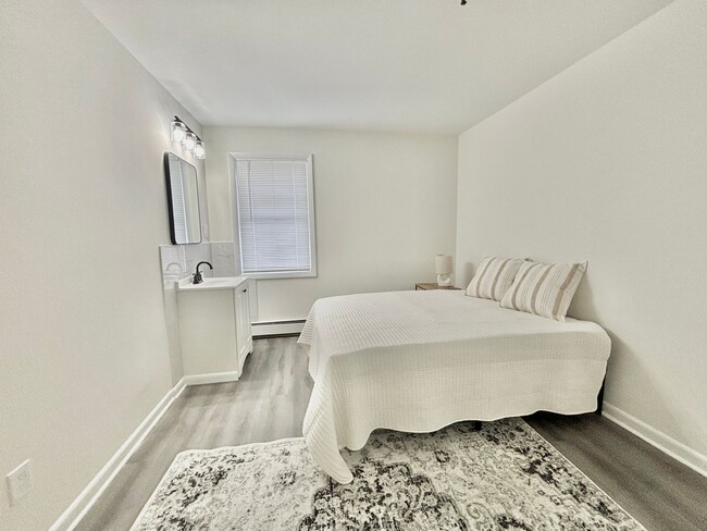 Building Photo - The Lodge on Benham - Rooms for Rent Unit 9 Rental