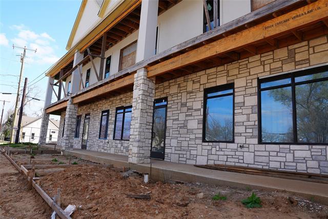 Building Photo - 303 W Oak St