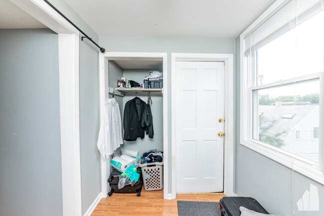 Photo - 1332 W Barry Ave Unit 3