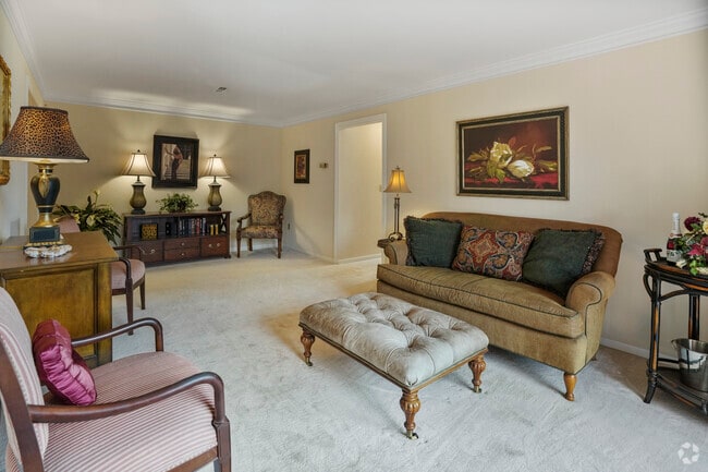 The Berkshire - Living Room 2BR - 1.5BA - 1037SF - West Chester Place