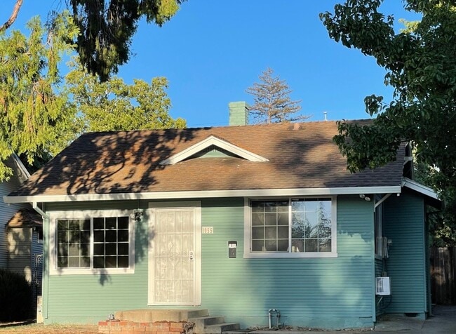 Building Photo - East Sac Bungalow Available!