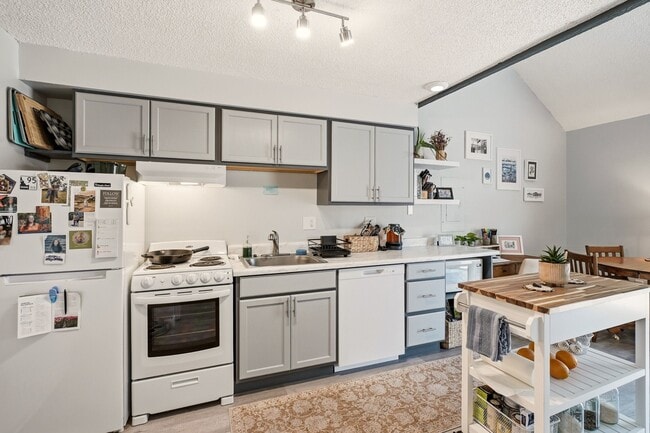 Photo - 1824 W Maxwell Ave Unit 2