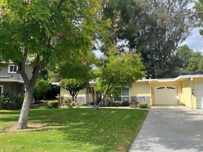 Building Photo - Single Story 2 Bed Condo