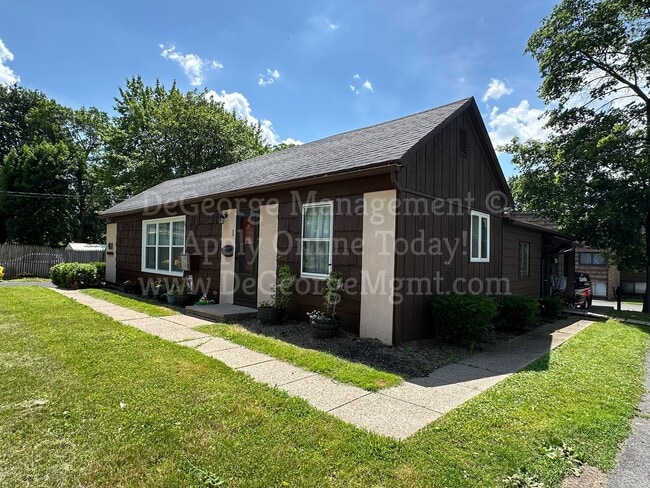 Building Photo - 2 Bedroom 1 Bath Ranch Apartment Home with washer dryer hookups for rent in Newark, NY Unit 2