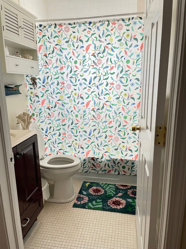 Guest Bathroom - 6965 Avenue des Palais Unit 2A