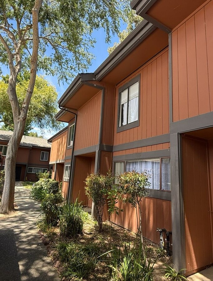 Beautiful 3 Bedroom Condominium Minutes from Fremont BART & Community Pool! - Beautiful 3 Bedroom Condominium Minutes from Fremont BART & Community Pool! Unit 46, Fremont, CA 94536