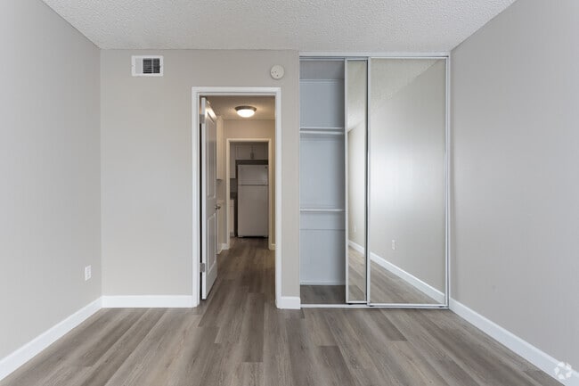 1BR, 1BA - 780 SF