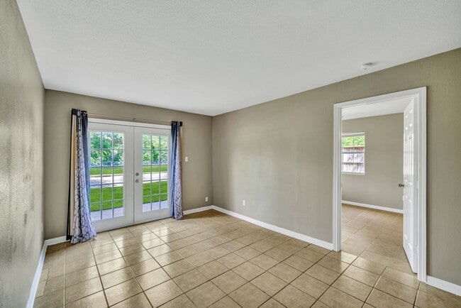 Photo - 770 Memorial Mews St Unidad A