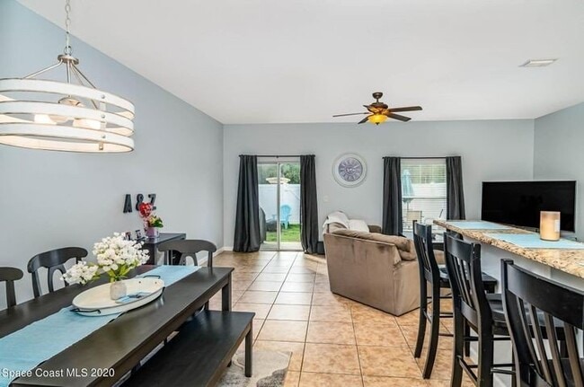 Photo - End Unit in Lake Washington Townhomes!! Unit 101