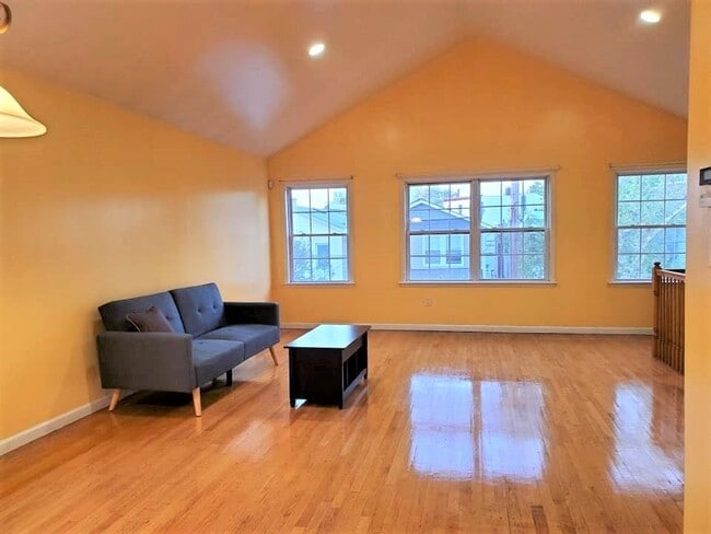 Photo - 27 Jewett Ave Unidad 2