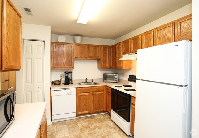 2BR, 2BA - 1,047 SF