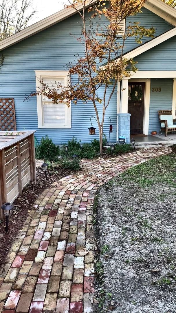 Building Photo - Cozy 2 Bed, 2 Bath Single-Level Home with Sunroom & Fenced Yard