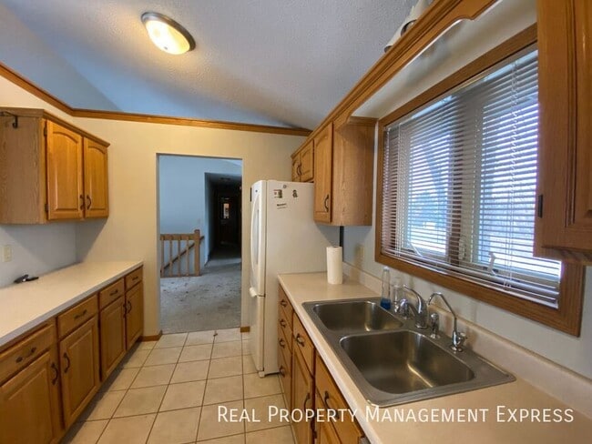 Photo - Spacious 4 bedroom 3 bathroom