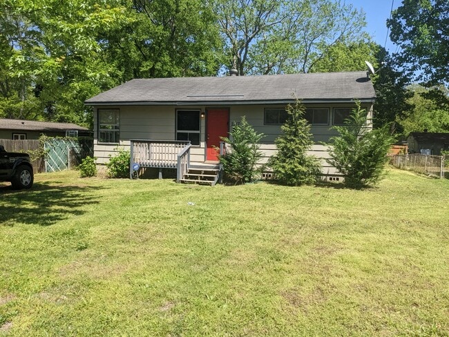 Building Photo - Wonderful home with nice yard and lots of ...
