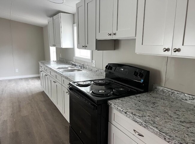 Building Photo - Newly Renovated 3/2 available in Silver Lake. Unit Lot 46