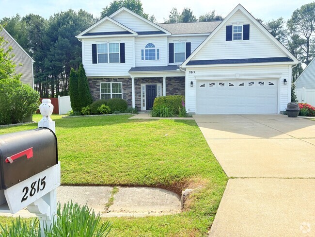 Building Photo - Large Spacious Home With Fully Fenced In Y...