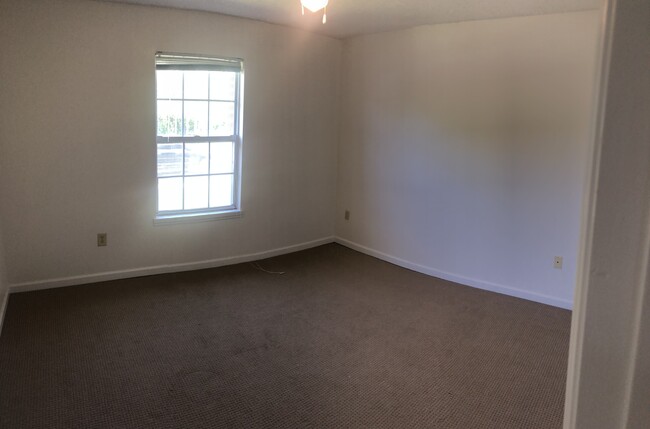 Photo - 136 Noah Ln