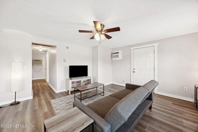 Photo - 5342 Kingsbury St