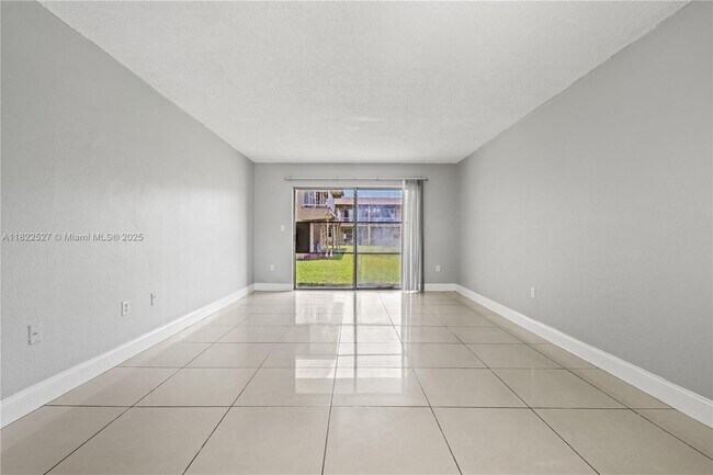 Photo - 301 NW 177th St Unidad 104