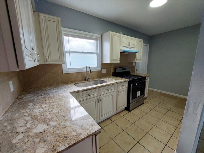 Photo - 1728 W 8th St