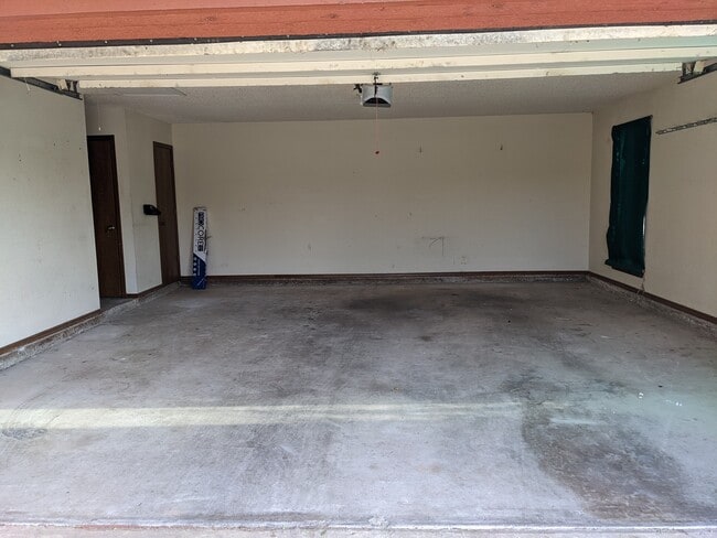 2 Car garage - 1618 Julie Plz