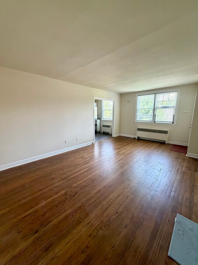 Living Room - 112 Fairfield Ln Unit 1