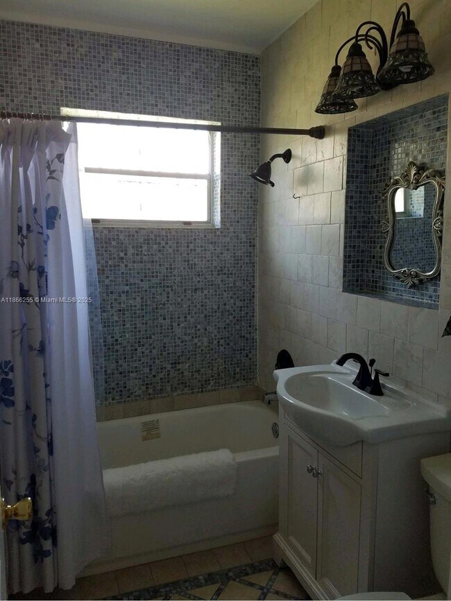Photo - 620 NE 170th St