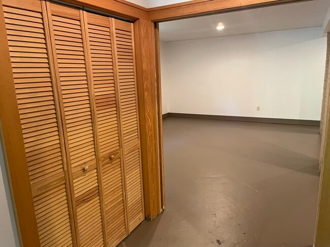 cuarto de lavandería - puertas plegables - 127 Flint St Apartamentos Unidad B