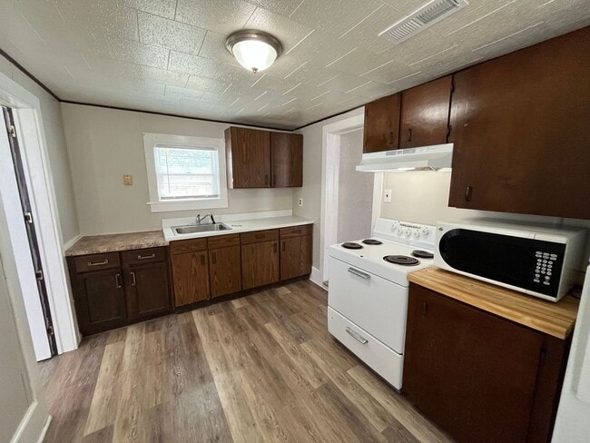 Building Photo - 310 W Arnold St Unit Upper