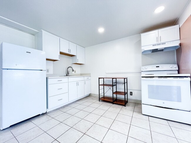 Building Photo - Mukai Ohana One Unit Mukai Downstairs Rental