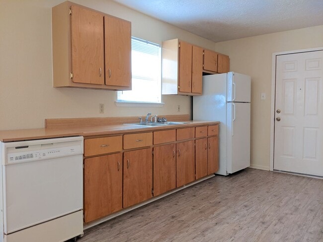 Photo - IMMEDIATE MOVE IN!!!  Spacious 2 Bed, 1 Ba...