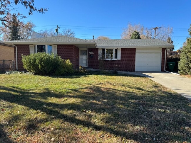 Building Photo - Private Lakewood Home