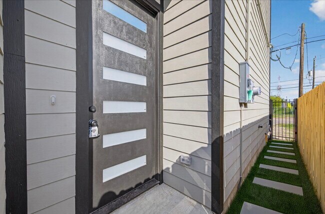 Photo - 4117 Yale St