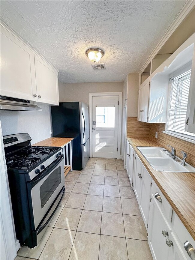 Photo - 835 NW 17th St