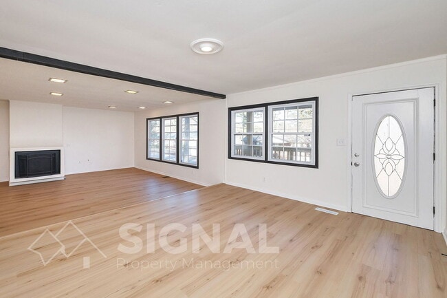 Photo - 432 Argonne Dr NE