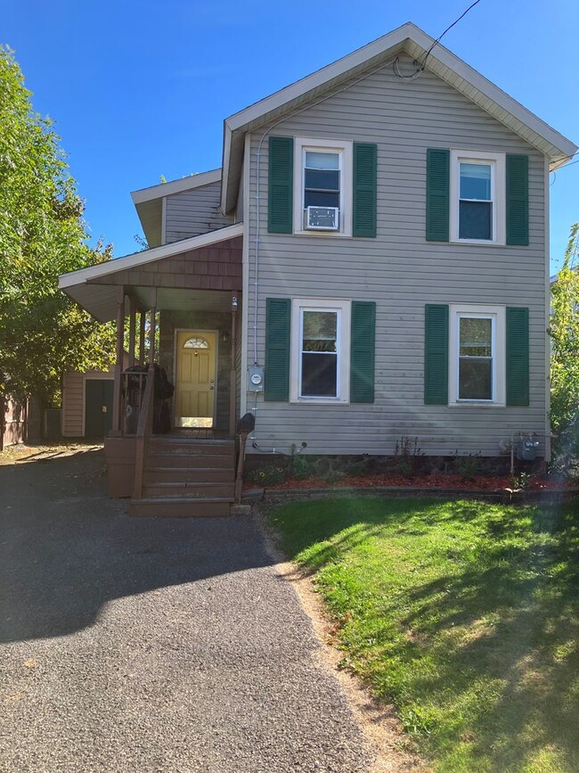 Building Photo - Lovely 3 Bed Colonial main floor laundry Rental