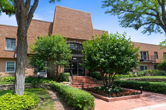 Building Photo - 1250 Park Ave W Unit 421