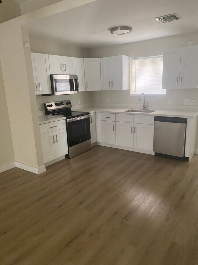 Photo - Newly Remodeled 2 bed 2 bath Town-homes in Central Phoenix!! Gated and Pool *** Move-in Special! ...
