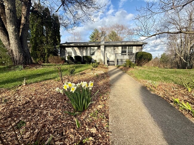 Building Photo - 3811 S Westmont Ave