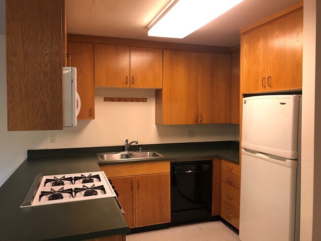 Photo - COMING SOON-Spacious 5bdr/3bath units available for a lease ending May 30. Building is located at... Unit C