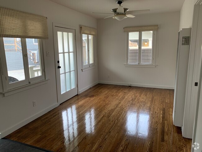 LIVING ROOM - 3526 London St Rental