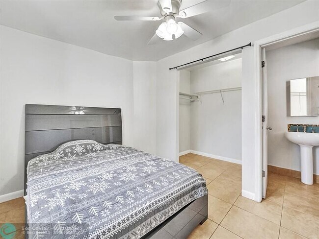 Photo - 2640 NE 10th Ave Apartment